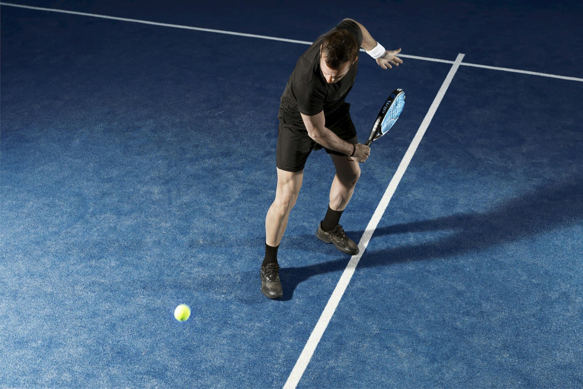 Joueurs en pleine action sur un terrain de padel